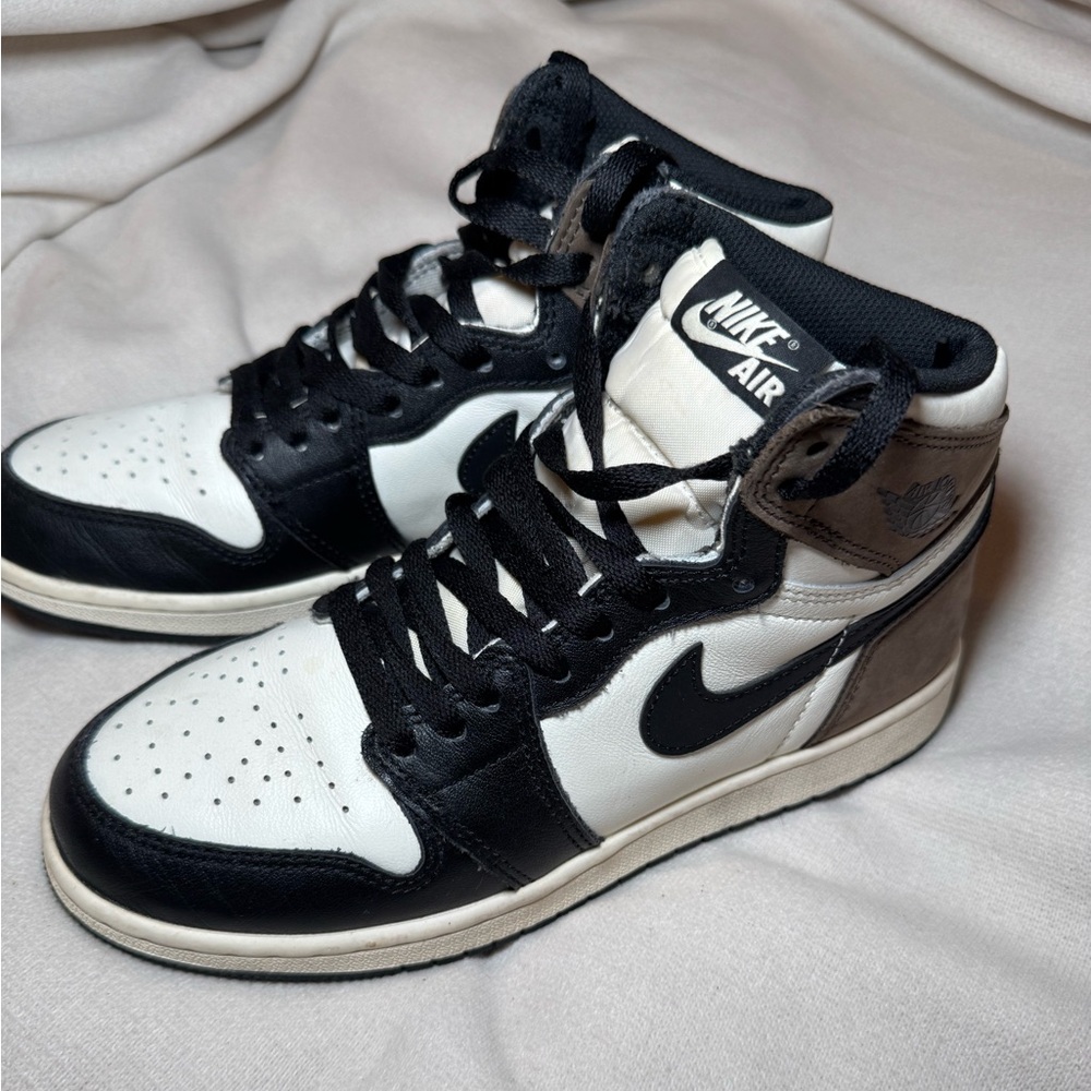 Nike Air Jordan 1 Retro High
Dark Mocha  High-Top Sneakers